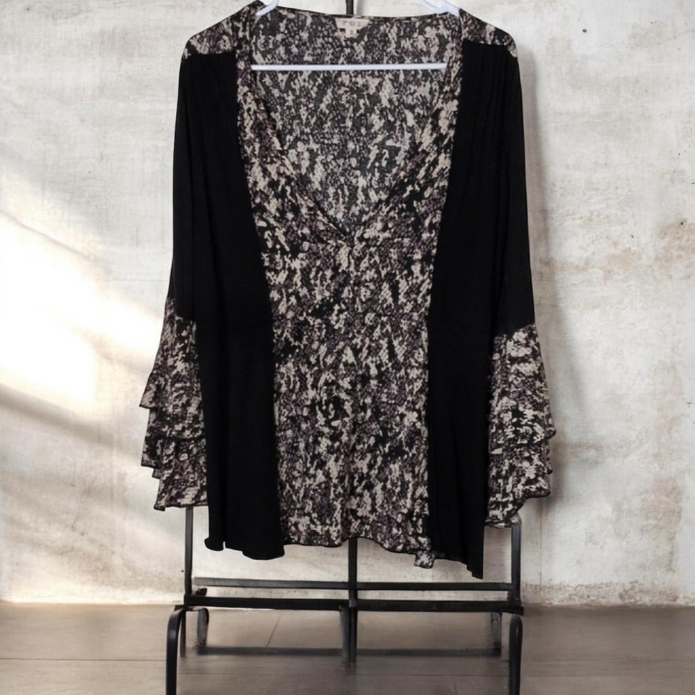 POL Black and Cream Patterned Top, Beautiful Flares Sleeves! Oversized!